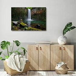 «Живописный водопад, обросший мхом» в интерьере современной комнаты над комодом