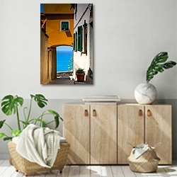 «Италия, Чинкве Терре. Корнилья. Окно в море» в интерьере современной комнаты над комодом