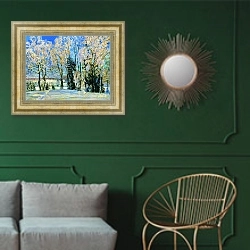 «Свежий снег. 1912» в интерьере классической гостиной с зеленой стеной над диваном