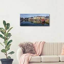 «Франция, Онфлер. Панорама набережной с отражениями» в интерьере современной светлой гостиной над диваном