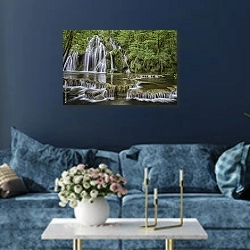 «Каскадный водопад в тропическом лесу» в интерьере современной гостиной в синем цвете