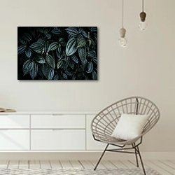 «Зеленые кожистые листья» в интерьере белой комнаты в скандинавском стиле над комодом