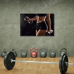«Тело девушки с волнообразными мышцами от силовой тренировки» в интерьере тренажерного зала с бетонной стеной