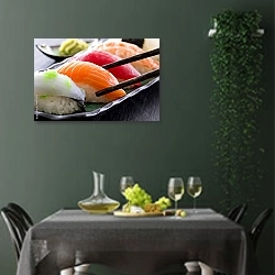 «Суши на узкой тарелке» в интерьере столовой в зеленых тонах