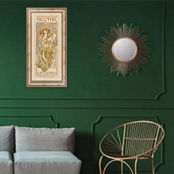 «Nectar» в интерьере классической гостиной с зеленой стеной над диваном