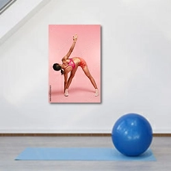 «Спортсменка, делающая наклон, на розовом фоне» в интерьере фитнес-зала с голубым инвентарем