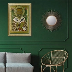 «St. Nicholas» в интерьере классической гостиной с зеленой стеной над диваном