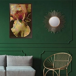 «Bearded  Iris» в интерьере классической гостиной с зеленой стеной над диваном