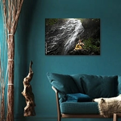«Йога у водопада» в интерьере зеленой гостиной в этническом стиле над диваном