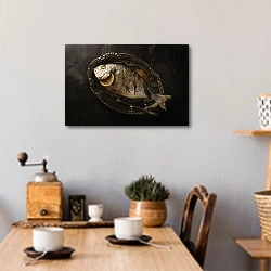 «Жареная рыбка на серебряной тарелке» в интерьере кухни над обеденным столом с кофемолкой