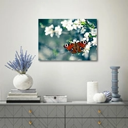 «Бабочка на цветах 6» в интерьере современной гостиной с голубыми деталями