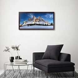 «Италия. Альпы. Панорама Гряды Гайслер» в интерьере современной комнаты с серой банкеткой