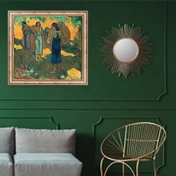 «Три таитянки на желтом фоне» в интерьере классической гостиной с зеленой стеной над диваном