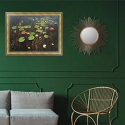 «Лилии 7» в интерьере классической гостиной с зеленой стеной над диваном