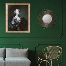 «Портрет мадумуазель де Койслин» в интерьере классической гостиной с зеленой стеной над диваном