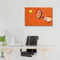 «Теннисная ракетка и летящий мяч» в интерьере офиса над рабочим местом