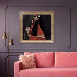 «Кардинал и монашка, или Любовная ласка» в интерьере гостиной с розовым диваном