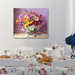 «Букет из садовых цветов в прозрачном кувшине.» в интерьере кухни в стиле прованс над столом с завтраком
