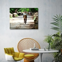 « Мьянма, женщина на велосипеде» в интерьере современной гостиной с желтым креслом