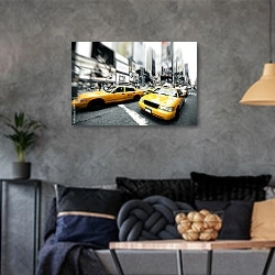 «США, Нью-Йорк. Желтые такси на улицах города» в интерьере гостиной в стиле лофт в серых тонах