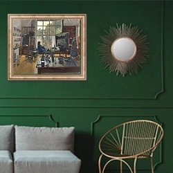 «Дора 2» в интерьере классической гостиной с зеленой стеной над диваном