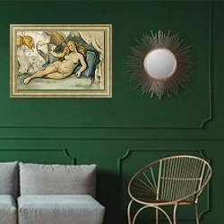 «Female Nude on a Sofa» в интерьере классической гостиной с зеленой стеной над диваном
