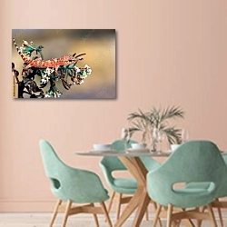 «Геккон на веточке» в интерьере современной столовой в пастельных тонах