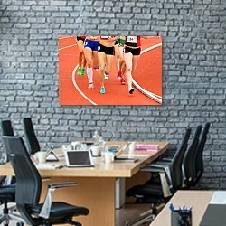 «Спортивный забег» в интерьере современного офиса с черной кирпичной стеной