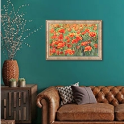 «Солнечное поле маков» в интерьере гостиной с зеленой стеной над диваном