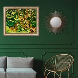 «На берегу реки» в интерьере классической гостиной с зеленой стеной над диваном