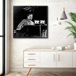 «История в черно-белых фото 317» в интерьере комнаты в скандинавском стиле над тумбой