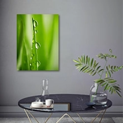 «Капли на зеленых листьях №6» в интерьере современной гостиной в серых тонах