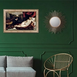 «Venus and the Organist, c.1540-50» в интерьере классической гостиной с зеленой стеной над диваном