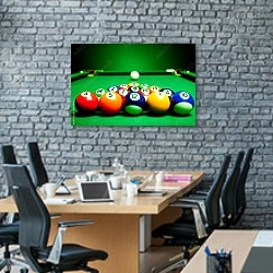 «Бильярдные шары» в интерьере современного офиса с черной кирпичной стеной