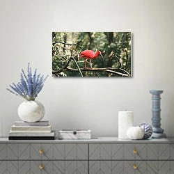 «Красная экзотическая птица на ветке» в интерьере современной гостиной с голубыми деталями