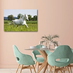 «Белый конь» в интерьере современной столовой в пастельных тонах