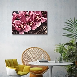 «Пурпурные орхидеи» в интерьере современной гостиной с желтым креслом