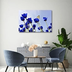 «Бабочка на синих тюльпанах» в интерьере современной гостиной над комодом