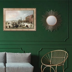 «Сценка на льду рядом с городком» в интерьере классической гостиной с зеленой стеной над диваном