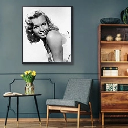 «Monroe, Marilyn (Love Happy)» в интерьере гостиной в стиле ретро в серых тонах