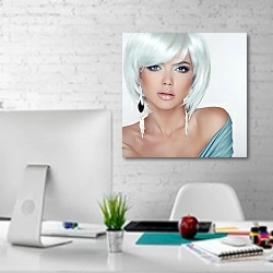 «Блондинка с длинными серьгами» в интерьере светлого офиса с кирпичными стенами