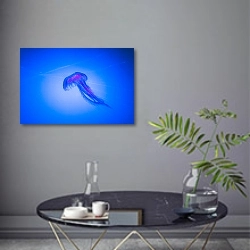 «Медуза в синей воде» в интерьере современной гостиной в серых тонах