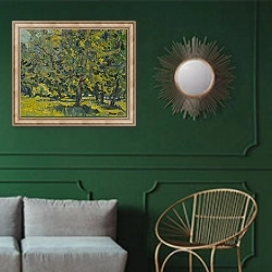 «V parku» в интерьере классической гостиной с зеленой стеной над диваном