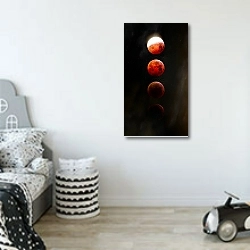 «Красная луна, фазы затмения» в интерьере детской комнаты для мальчика в светлых тонах