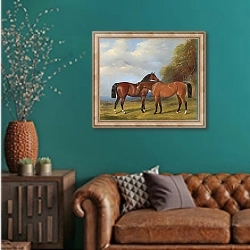 «Две скаковые лошади» в интерьере гостиной с зеленой стеной над диваном