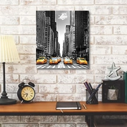 «Авеню с желтыми такси в Нью-Йорке» в интерьере кабинета в стиле лофт над столом