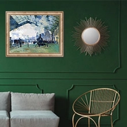 «Станция Сент-Лазара, Нормандский поезд» в интерьере классической гостиной с зеленой стеной над диваном