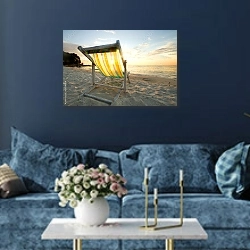 «Пляжный стул у моря на закате» в интерьере современной гостиной в синем цвете