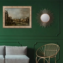 «View up the Grand Canal Toward the Rialto, c.1785» в интерьере классической гостиной с зеленой стеной над диваном