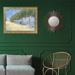 «Вдоль Сены, 1887 г.» в интерьере классической гостиной с зеленой стеной над диваном